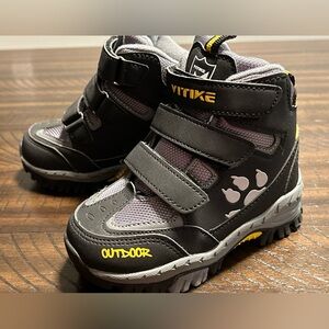 Vitike Toddlers Boots/IceCleats/Hiking/Snowboots      Size 8 1/2- 9(See Chart)